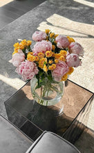 Load image into Gallery viewer, Vase Arrangement Occasion Subscription (4 Weeks)

