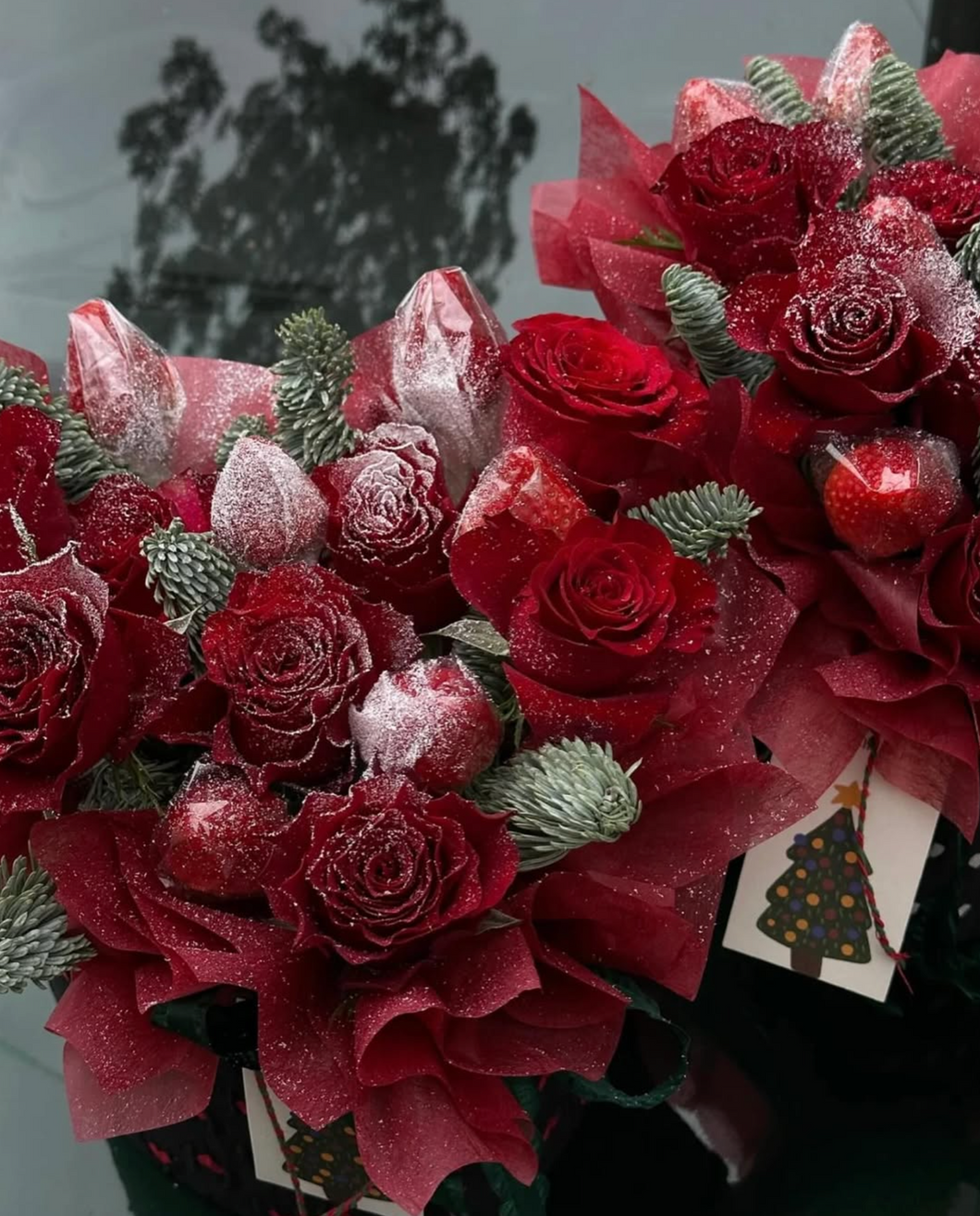 Frosted Christmas Rose Bouquet - Holiday Edition ❄️🌹